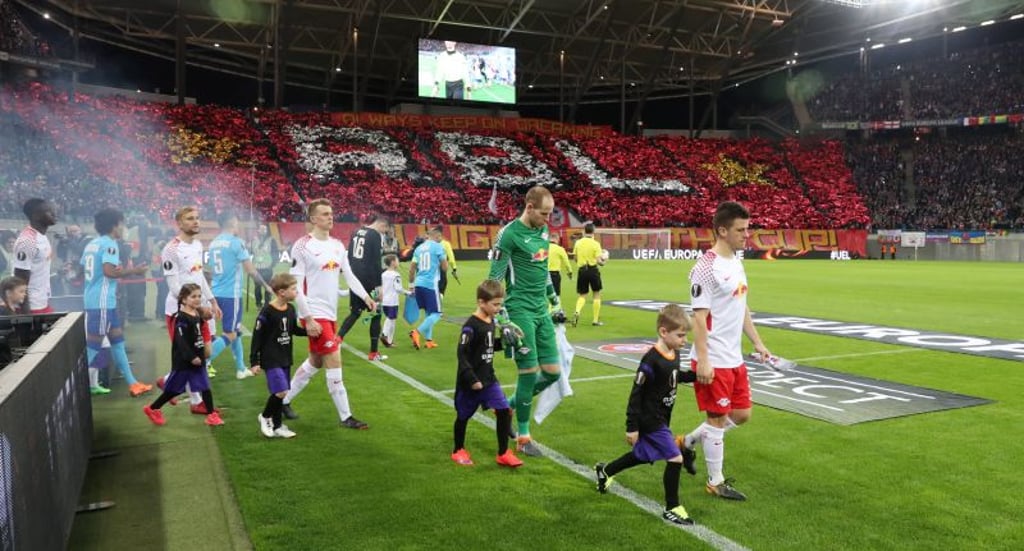 Diego Demme kam als Kapitän als erster aufs Feld und hatte besten Blick auf die motivierende Choreographie.