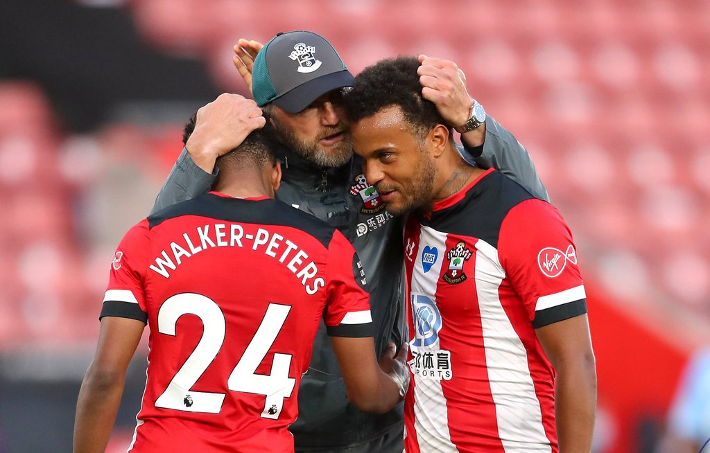 Trainer Ralph Hasenhüttl herzt seine Spieler in Southampton.