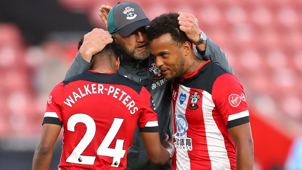 Trainer Ralph Hasenhüttl herzt seine Spieler in Southampton.