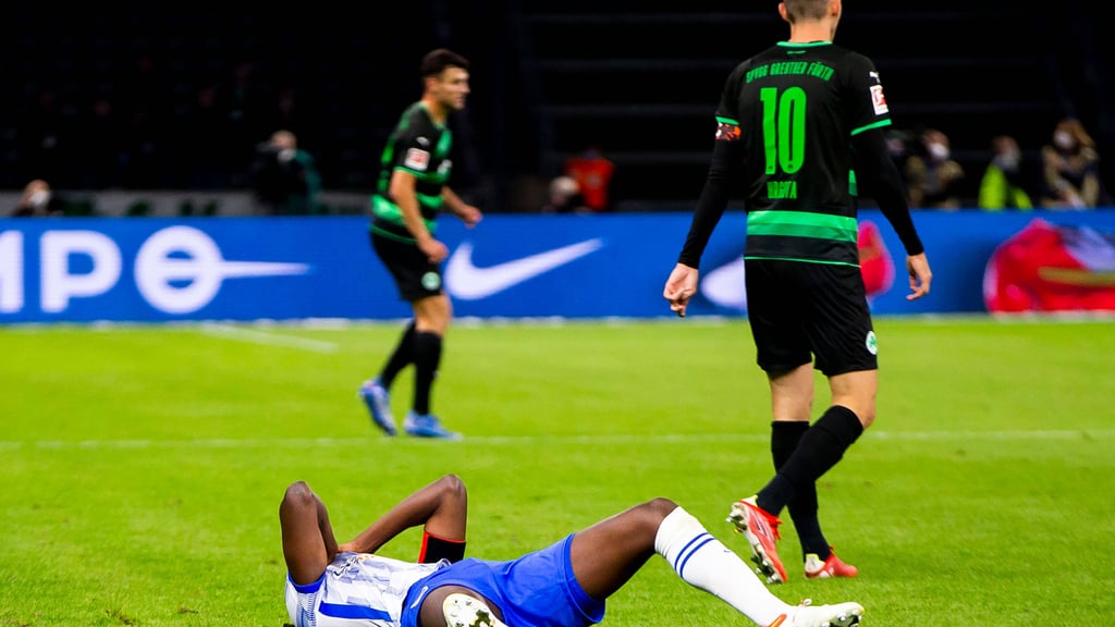 Dedryck Boyata liegt nach seiner Verletzung gegen Fürth enttäuscht am Boden.