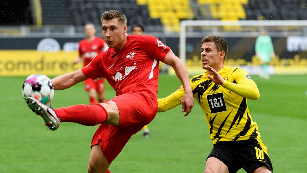 Willi Orban (RB Leipzig) ist vor Thorgan Hazard (Borussia Dortmund) am Ball.