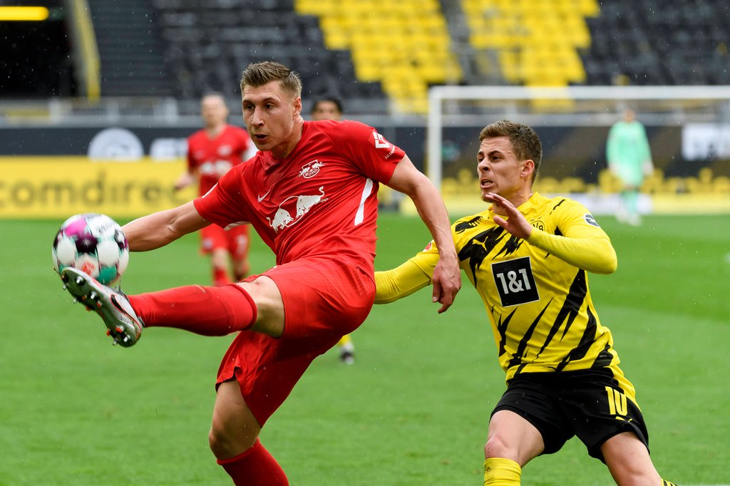 Willi Orban (RB Leipzig) ist vor Thorgan Hazard (Borussia Dortmund) am Ball.
