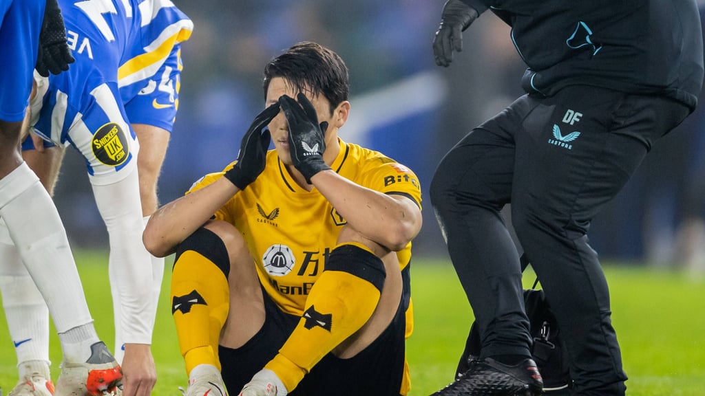 Hee Chan Hwang sitzt nach seiner Verletzung geschockt auf dem Rasen.