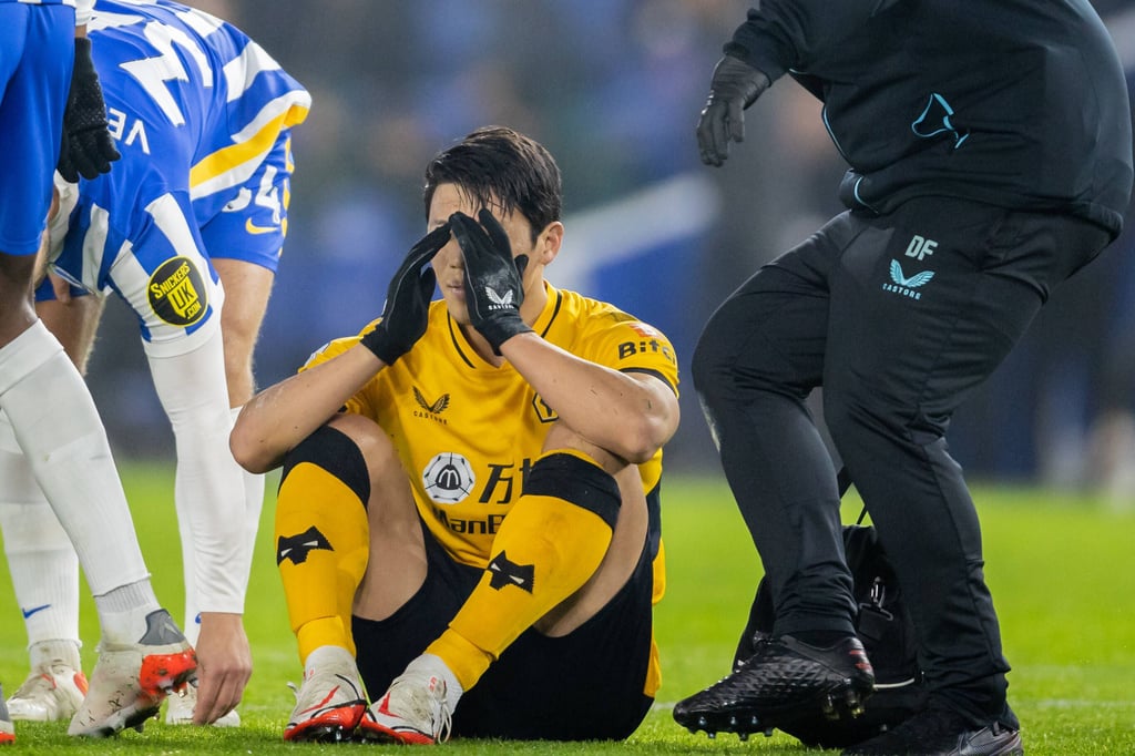 Hee Chan Hwang sitzt nach seiner Verletzung geschockt auf dem Rasen.