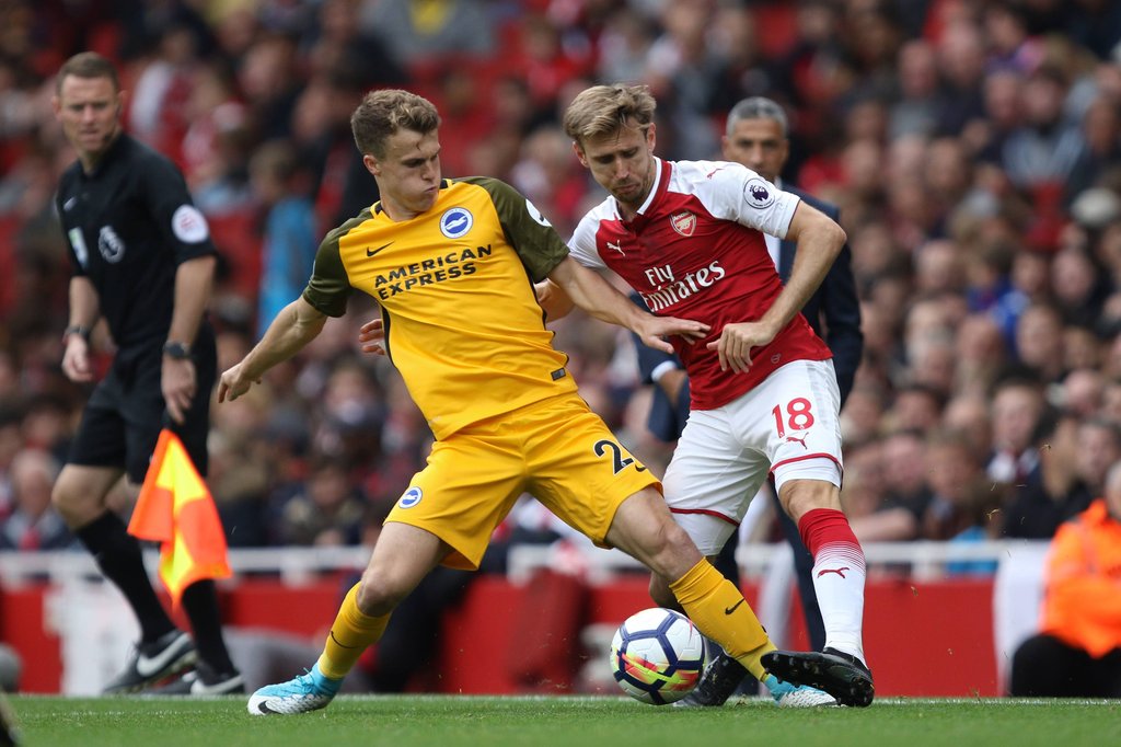 Solly March (l.) testet die Beweglichkeit von Arsenals Nacho Monreal