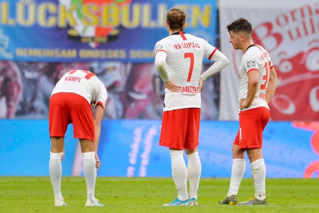 Niedergeschlagenheit bei Spielern von RB Leipzig nach dem 1:1 gegen den VfL.
