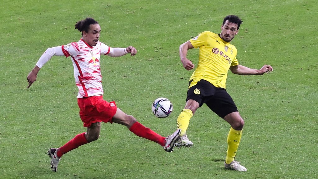 Yussuf Poulsen (l.), hier im Duell mit Mats Hummels (Borussia Dortmund), könnte gegen Wolfsburg in die Startelf zurückkehren.