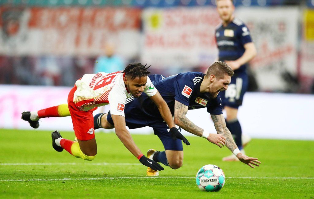 Körperlich dagegengehalten: Christopher Nkunku gegen Robert Andrich.