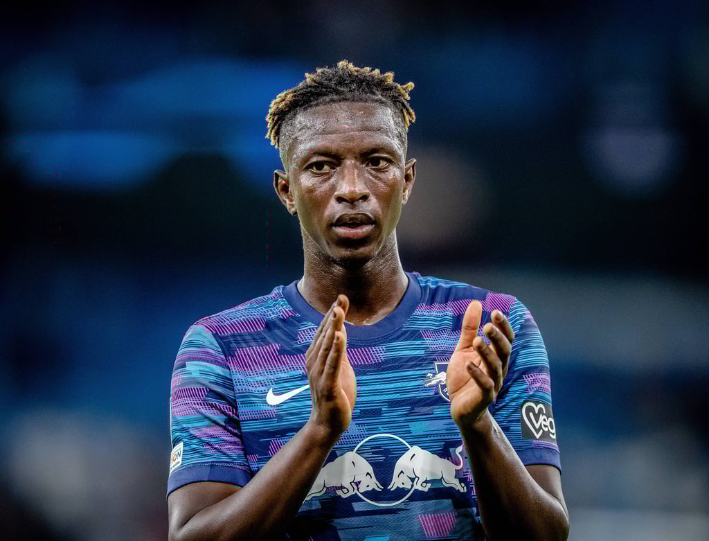 RB Leipzigs Amadou Haidara macht seinen Teamkollegen Mut.
