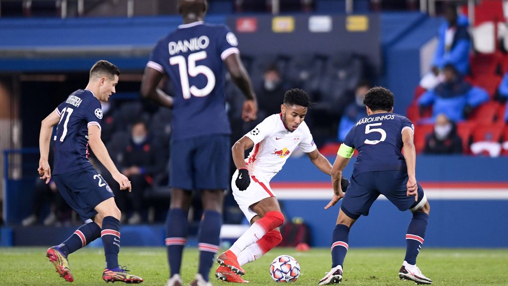 Umringt von drei Spielern: Christopher Nkunku gegen seinen Ex-Klub Paris St. Germain.