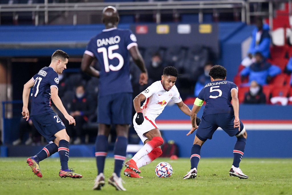 Umringt von drei Spielern: Christopher Nkunku gegen seinen Ex-Klub Paris St. Germain.