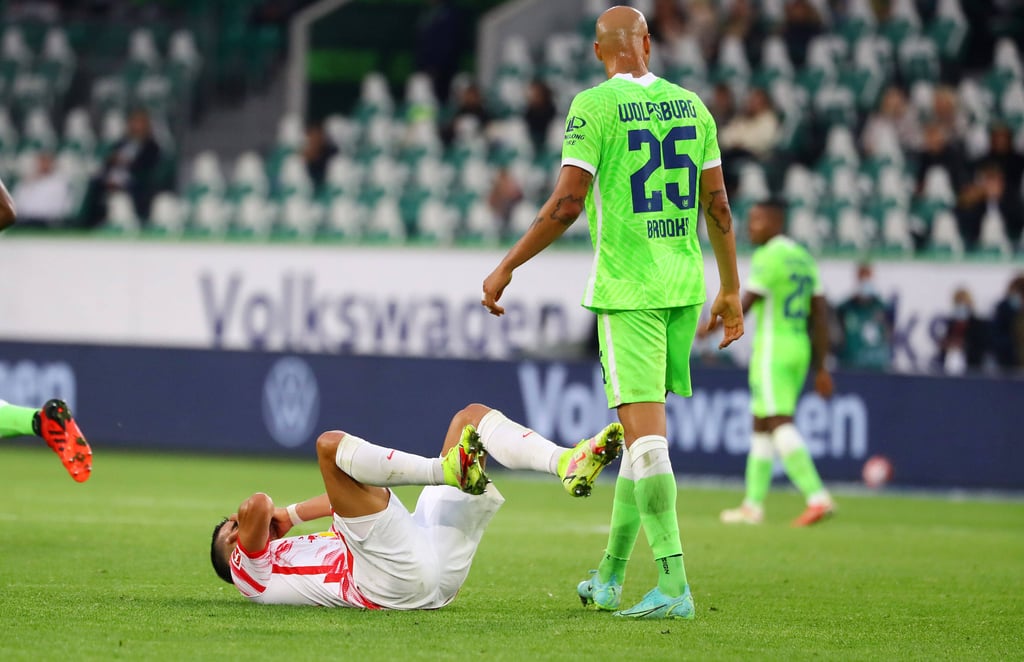 André Silva am Boden: Der RB-Stürmer rieb sich gegen Wolfsburg auf.