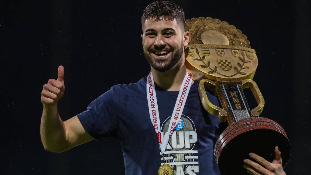 Pokalsieger mit Dinamo Zagreb: Josko Gvardiol schultert die kroatische Pokaltrophäe