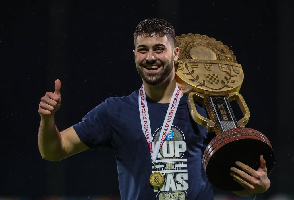 Pokalsieger mit Dinamo Zagreb: Josko Gvardiol schultert die kroatische Pokaltrophäe