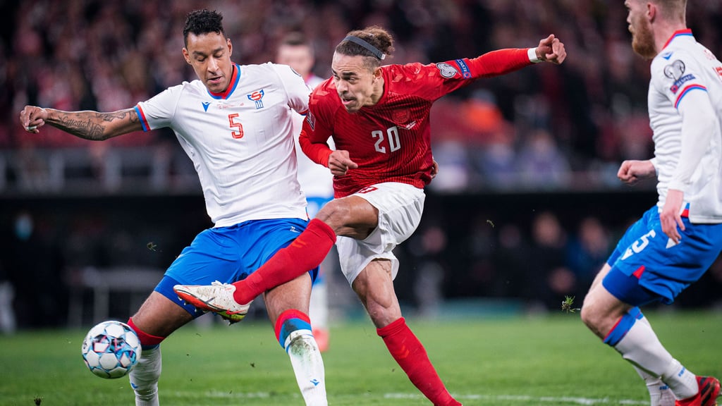 Yussuf Poulsen (2.v.r.) kommt gegen die Färöer zum Abschluss.