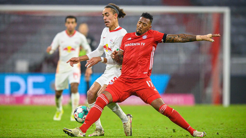 Leipzigs Yussuf Poulsen (l.) im Zweikampf mit Jerome Boateng beim 3:3 zwischen RB und dem FC Bayern am 10. Spieltag.