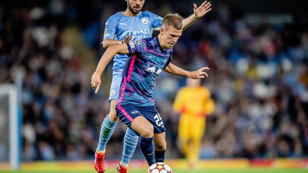 RB Leipzigs Dani Olmo (vorne) behauptet den Ball gegen Bernardo Silva von&nbsp;Manchester City.&nbsp;