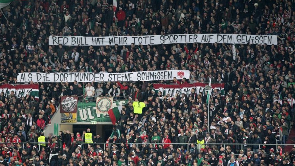 Das Plakat mit der Anspielung auf Todesfälle beim Red Bull Marketing.