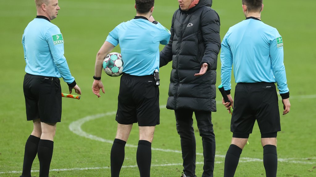 Versteh' ich nicht: Nagelsmann bespricht sich mit Felix Zwayer