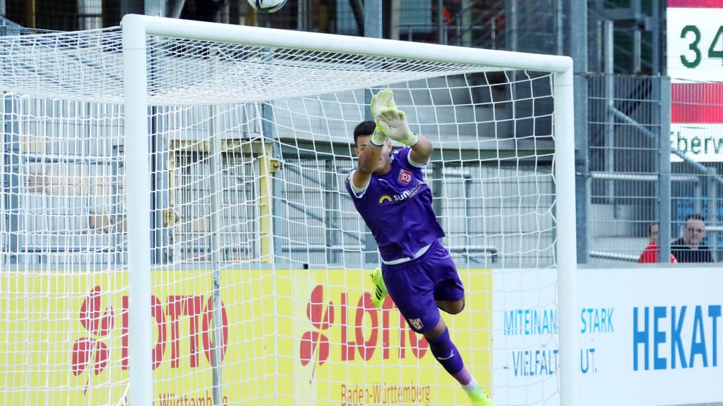 Schön geflogen: Tim Schreiber vom Halleschen FC zeigt gegen Freiburg eine Glanzparade.