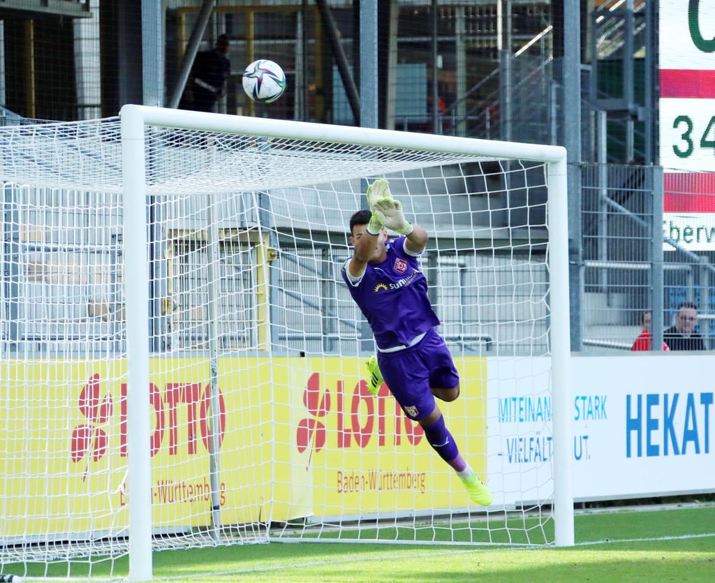 Schön geflogen: Tim Schreiber vom Halleschen FC zeigt gegen Freiburg eine Glanzparade.