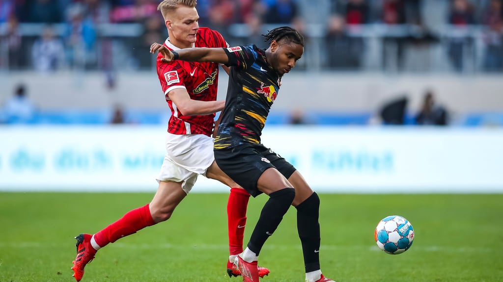 Hitziges Duell: Philipp Lienhart gegen Christopher Nkunku.