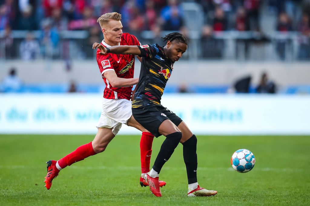 Hitziges Duell: Philipp Lienhart gegen Christopher Nkunku.