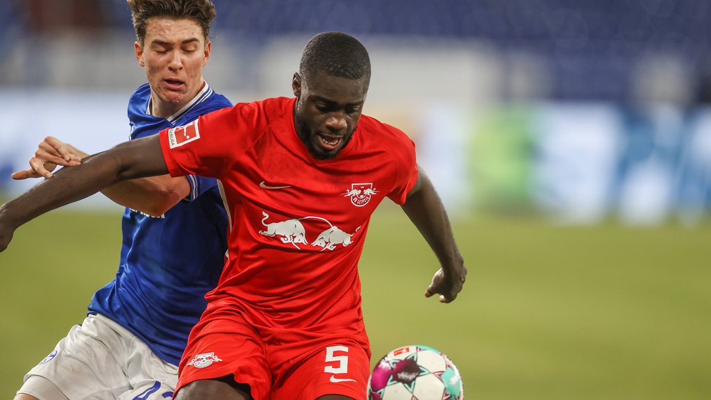 Der Noch-Leipziger Dayot Upamecano (r.) im Einsatz gegen Schalkes Matthew Hoppe.