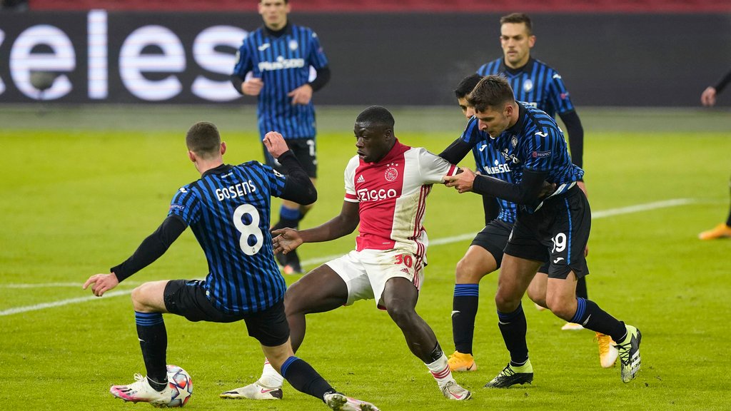 Umzingelt von Gegnern: Brian Brobbey in der Champions League gegen Atalanta Bergamo.