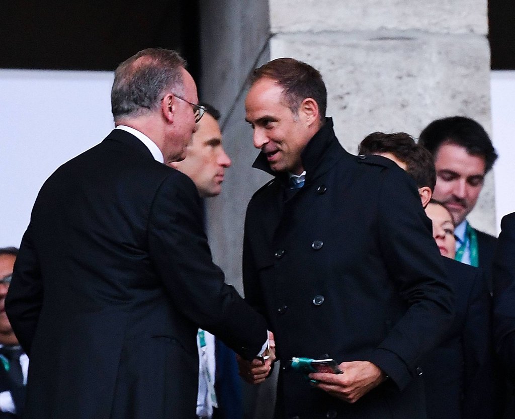 Shakehands: Karl-Heinz Rummenigge und Oliver Mintzlaff (r.)