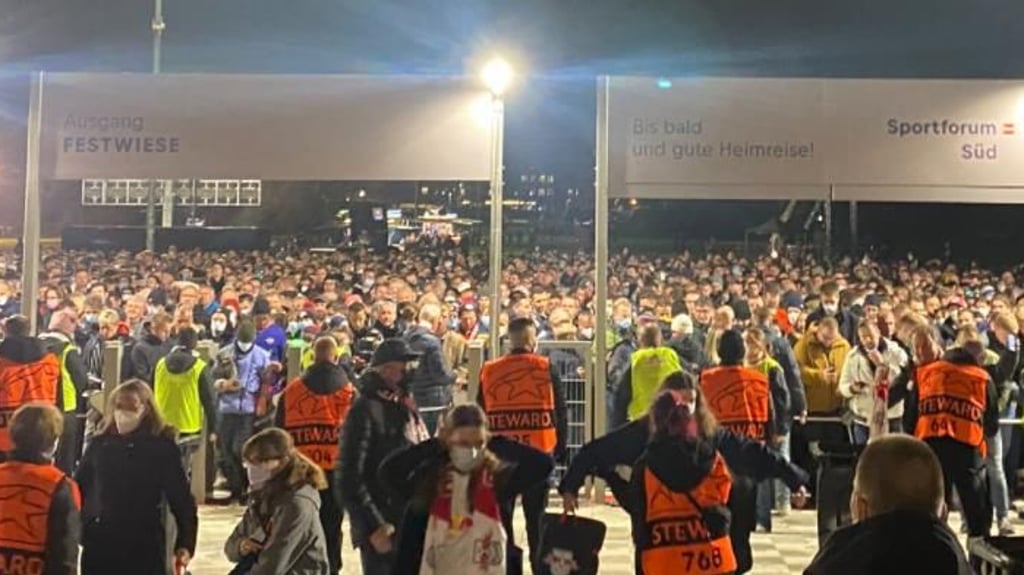 Szenen beim Einlass am Mittwochabend in der Red Bull Arena.