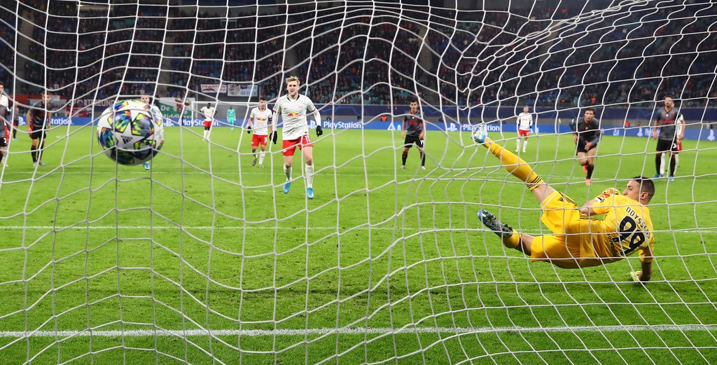 Der Anfang des späten Remis: Emil Forsberg verwandelt den Elfmeter zum 1:2