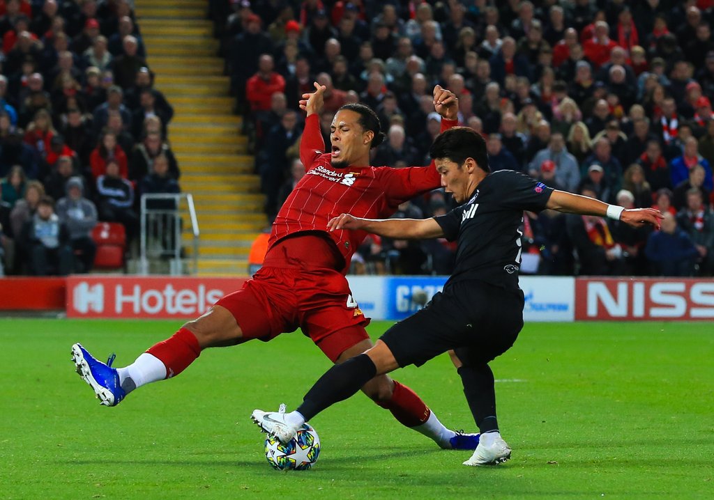 Hee-chan Hwang ließ Virgil van Dijk vom FC Liverpool mit einer Finte ins Leere grätschen.