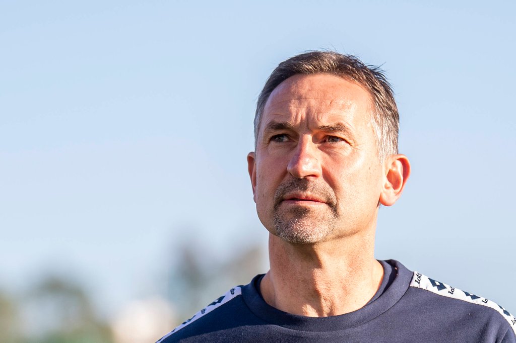 „Habe leider auch erlebt, dass es in dem Geschäft nicht nur die Sonnenseite gibt”: Achim Beierlorzer im Trainingslager im spanischen Marbella.