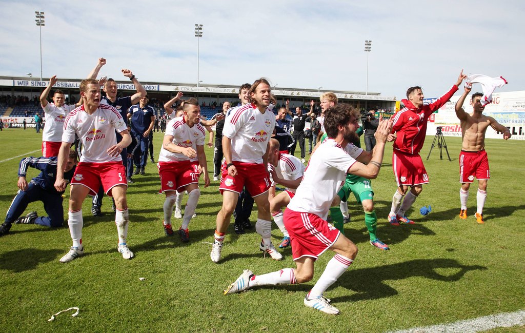Vielleicht der befreiendste Jubel der RB-Klubgeschichte: Niklas Hoheneder, Timo Röttger & Co. feiern in Ostwestfalen den Aufstieg in die 3. Liga.