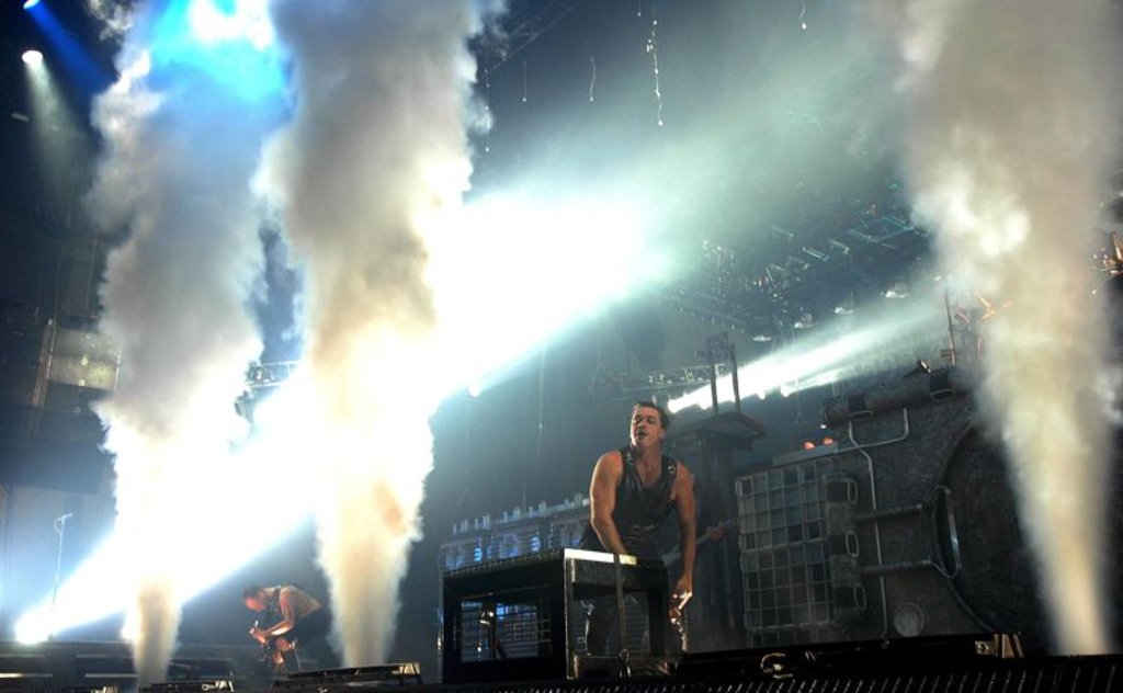 Rammstein bei einem Auftritt in Leipzig 2005.