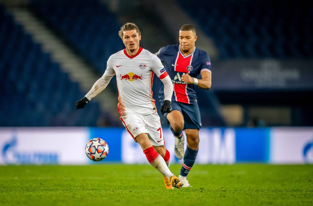 RB Leipzigs Marcel Sabitzer wird im Champions-League-Halbfinale 2020 von Kylian Mbappe (PSG) verfolgt.