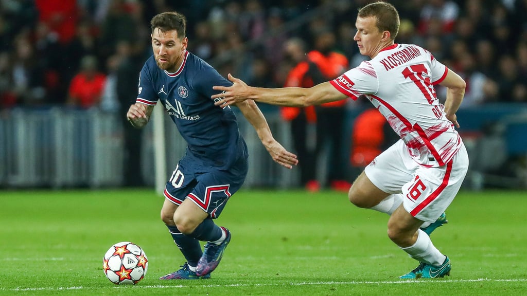 Lionel Messi (l.) m Zweikampf gegen Lukas Klostermann.