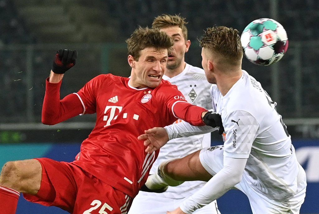 Kein Durchkommen: Thomas Müller (v.) gegen Gladbachs Kramer und Elvedi