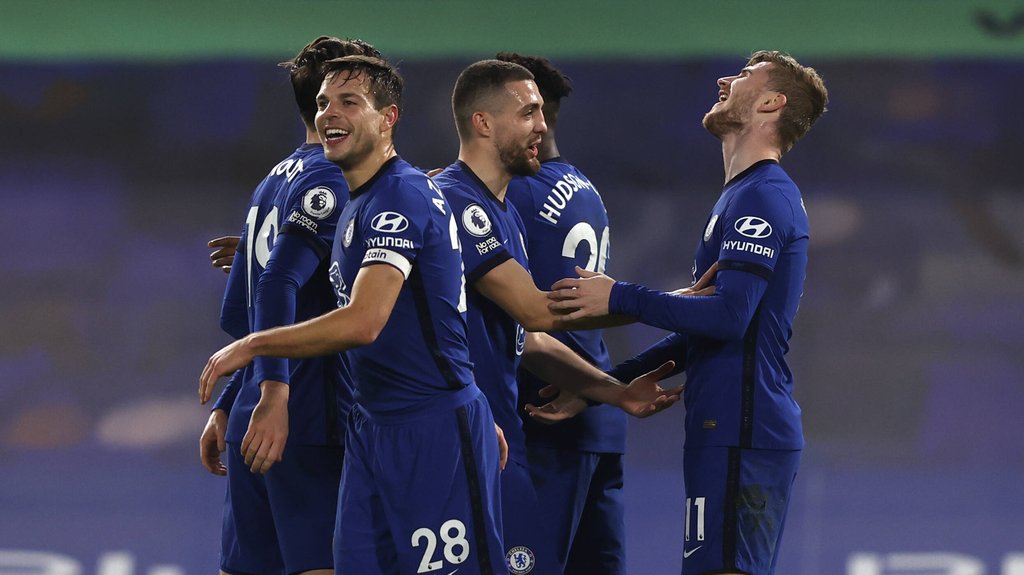 Timo Werner wird von seinen Kollegen beglückwünscht.