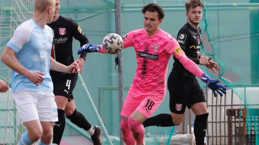 Tim Schreiber spielte für den Halleschen FC im Test gegen Chemnitz und verletzte sich.