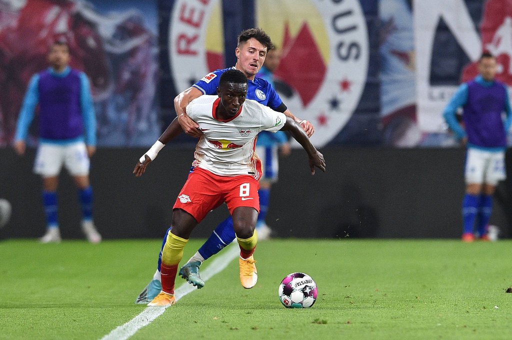 Amadou Haidara, hier gegen Schalke 04, gehörte in den ersten Saisonspielen zu den Aktivposten im Leipziger Spiel.
