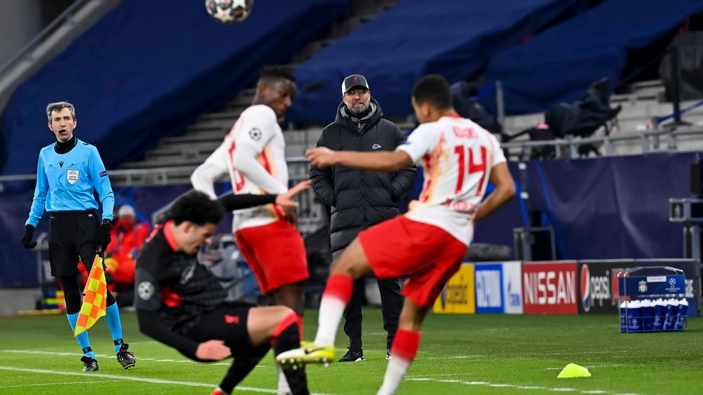 Jürgen Klopp beobachtet einen Zweikampf im Hinspiel zwischen RB Leipzig und FC Liverpool.