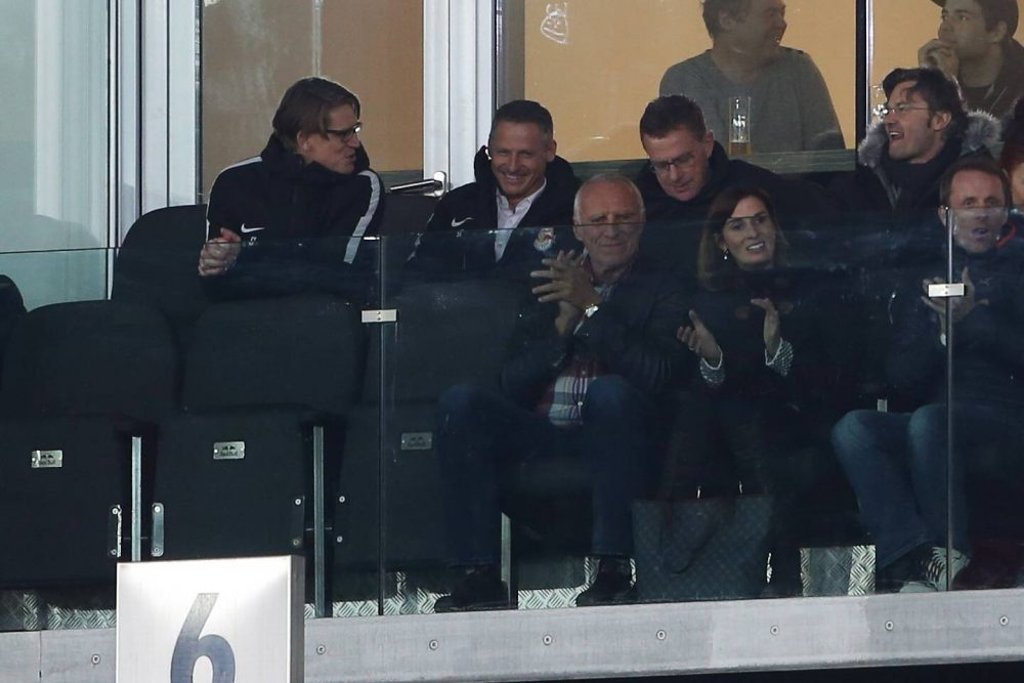 Ralf Rangnick schaut sich mit Dietrich Mateschitz und Christoph Freund das Spiel von Salzburg gegen Paris Saint German an.