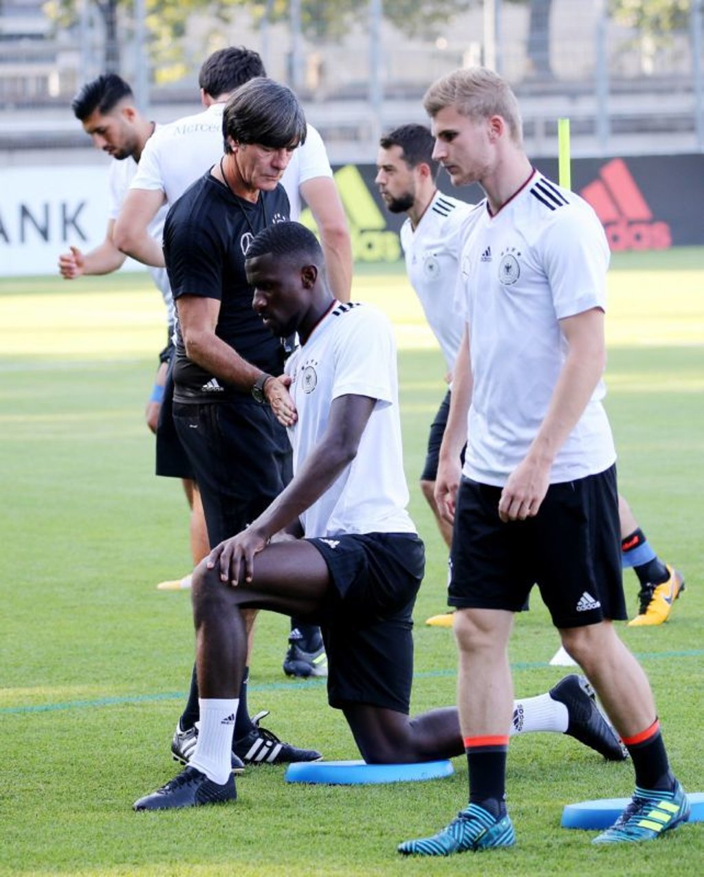 Schutz: Bundestrainer Löw stellt sich vor Rüdiger und Werner.