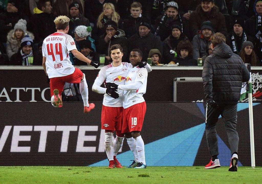 Walzer mit Sabitzer: Ademola Lookman in Erwartung der Gratulanten nach dem 1:0