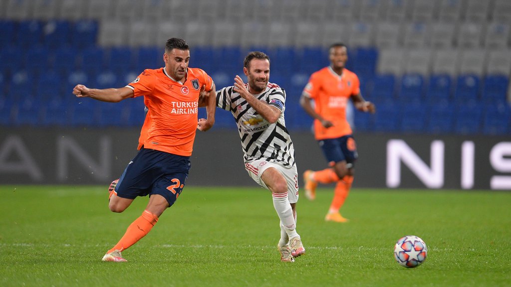 Deniz Turuc von Basaksehir im Duell mit Manchesters Juan Mata (r.).&nbsp;