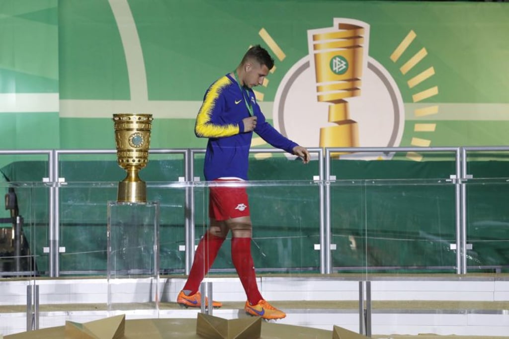 Im Bild Willi Orban (4, Leipzig) nach der Niederlage neben dem Pokal (Wichtiger Hinweis: Der DFB untersagt die Verwendung von Sequenzbildern im Internet und in Online-Medien waehrend des Spiels (einschließlich Halbzeit). Sperrfrist! Der DFB erlaubt die Publikation und Weiterverwertung der Bilder auf mobilfunkfaehigen Endgeraeten (insbesondere MMS) und ueber DVB-H und DMB erst nach Spielende.) RB Leipzig vs FC Bayern Muenchen 