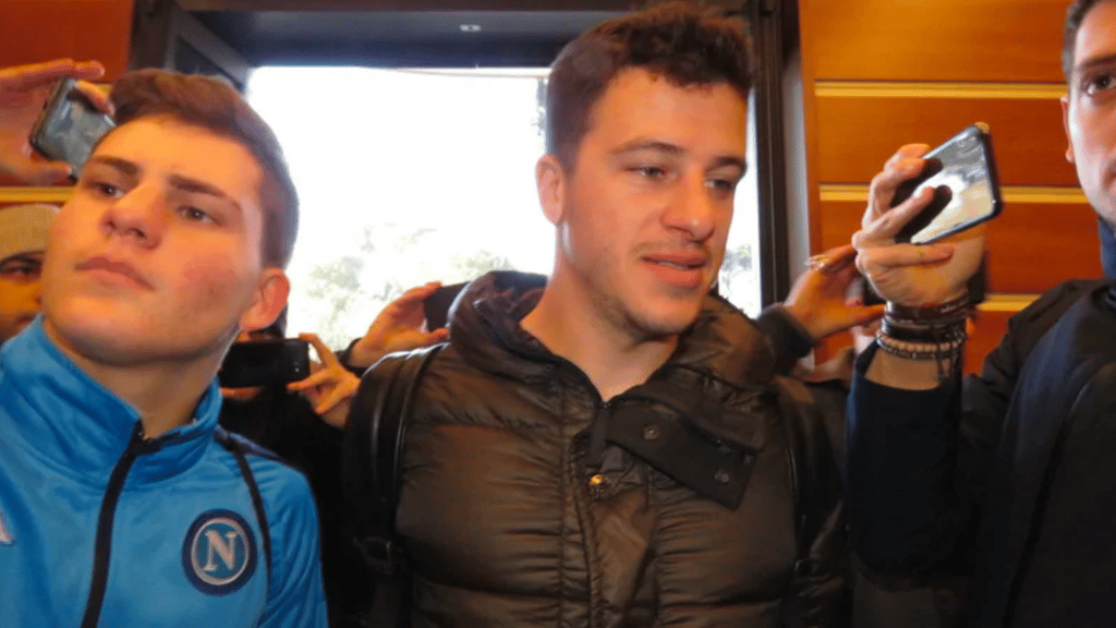 Tifosi umringen Diego Demme bei dessen Ankunft in Neapel