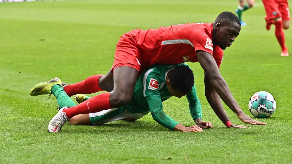 Überlegen: RB Leipzigs Konaté und Werders Agu (unten)